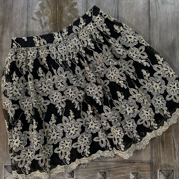 Buttons Skirt - Picture 9 of 10